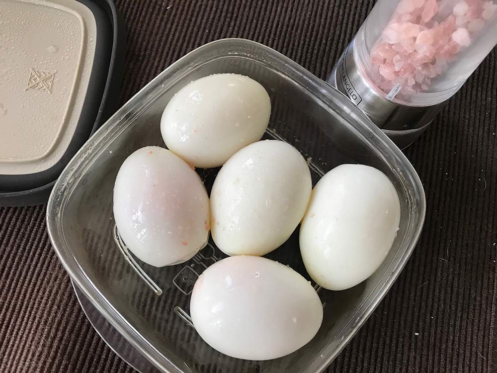 ゆで卵の殻をむいてから冷蔵保存します